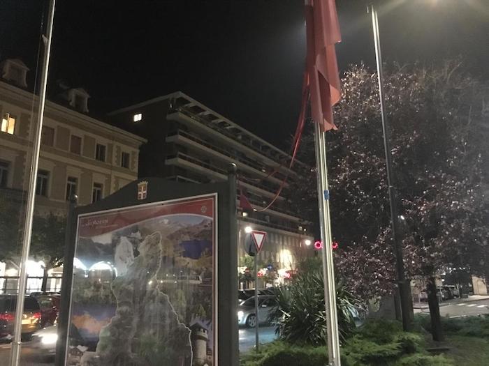 Domo: ridotte a stracci le bandiere davanti la stazione internazionale 