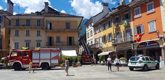 Tegola caduta da un tetto in piazza Mercato, intervento dei Vigili del fuoco