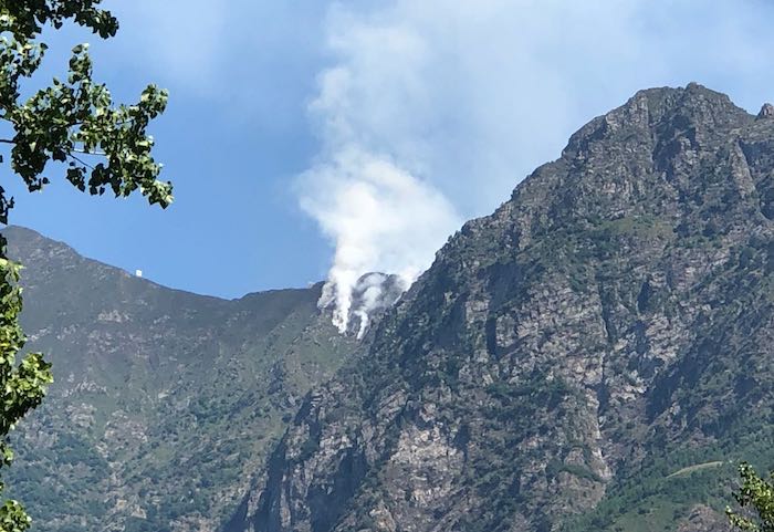 Ancora a fuoco le alture di Premosello, roghi in Cannobina. Canadair in azione  