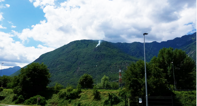 Ripreso l'incendio sopra le alture di Crevola, Aib in azione