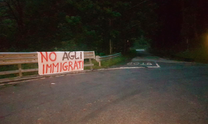 Striscione contro l'arrivo dei migranti a Bognanco