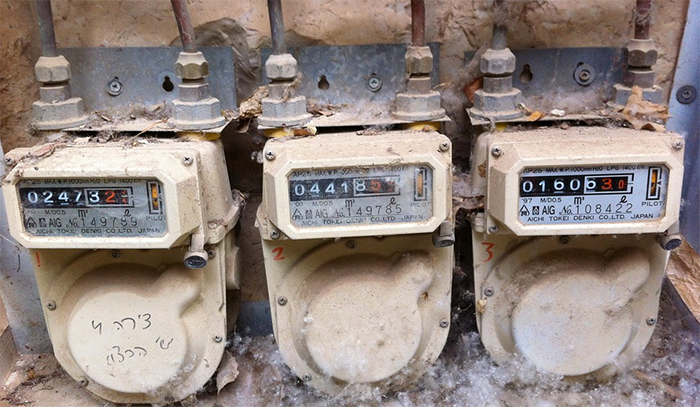 Facevano il porta a porta per vendere rilevatori di gas e monossido, ma violando la legge. Sanzionati