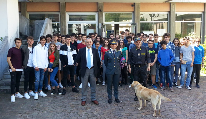 Il lavoro della Guardia di Finanza spiegato agli alunni del liceo Spezia