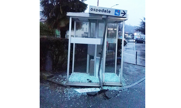 Distrutta la cabina telefonica davanti all'Ospedale San Biagio