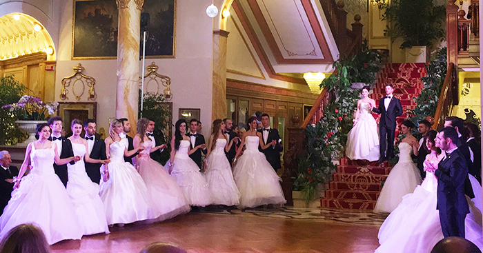 L'abito da sposa di Antrona, ricamato con la Risela, protagonista al Ballo delle Debuttanti