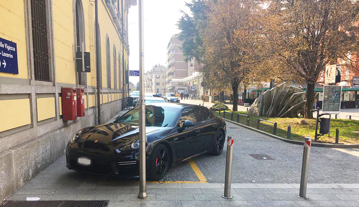 Posteggia la Porsche al posto di un disabile e va al supermercato. Svizzero multato