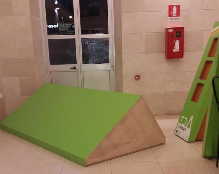 Cercava una presa elettrica, ma "distrugge" un totem in stazione. Identificato 