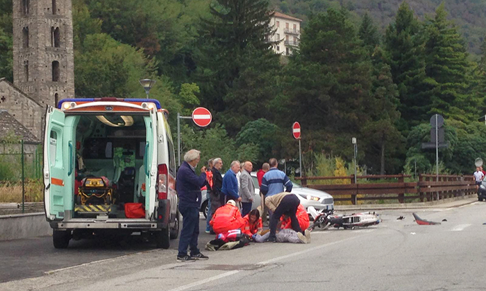 Schianto a Villa: moto contro auto, centauro cade e sbatte sull'asfalto