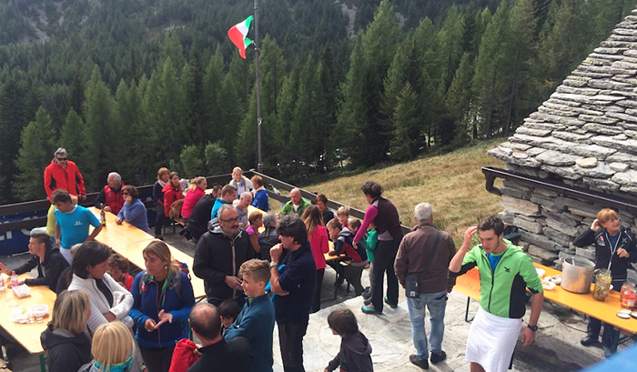 Anche la racletteria con patate nostrane alla Festa dello Sci Club Bognanco all'Alpe Arza