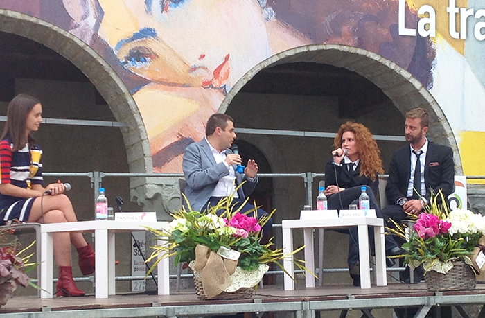 Le " Iene" Stefano Corti e Veronica Ruggeri sul palco di Domosofia con l'attrice Denise Tantucci