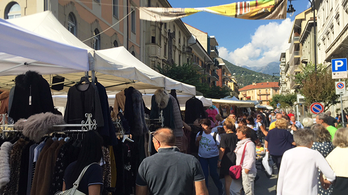 Gli ambulanti della Versilia nelle vie domesi