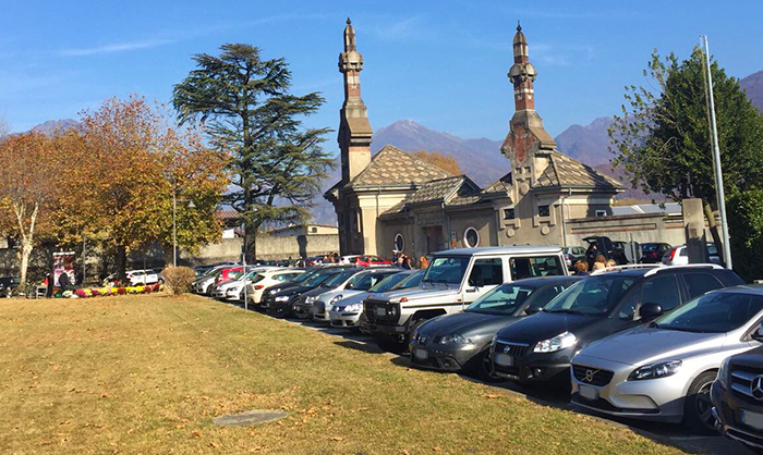 Vendeva abusivamente rose al cimitero domese, provvedimento d'espulsione