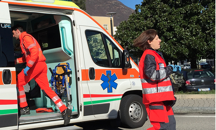 Sbalzato dall'incidente oltre la ringhiera, nessuno si accorge. Grave un uomo di Varzo