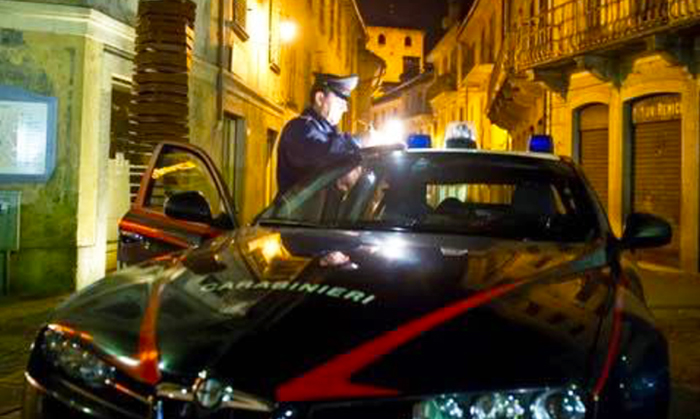 Forzano la saracinesca e rubano da un bar in centro a Domo. Magro bottino