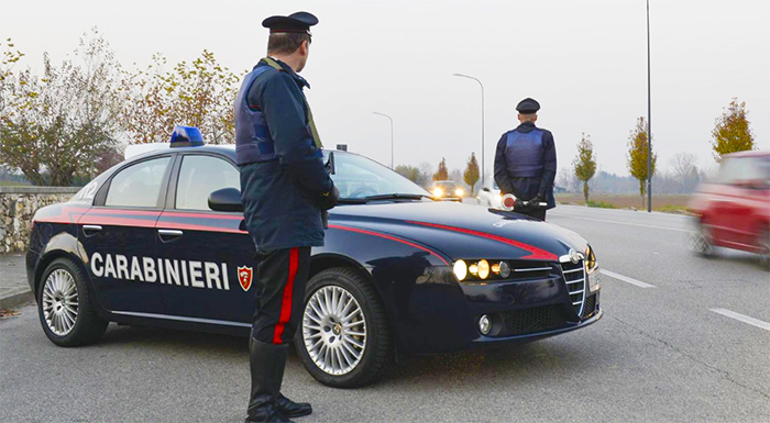 Rompe il vetro dell'auto e ruba denaro e vestiti. Preso un 44enne di Villadossola
