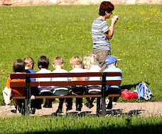 corta bambini seduti