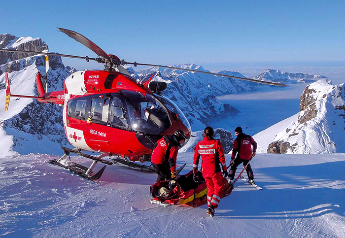 Fermato da una pianta prima di un salto di 100 metri. Recuperato nella neve da Rega e Soccorso 