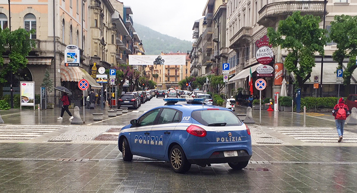 Ruba auto da un garage e cerca di fuggire dalla polizia. Arrestato, è un clandestino senza patente