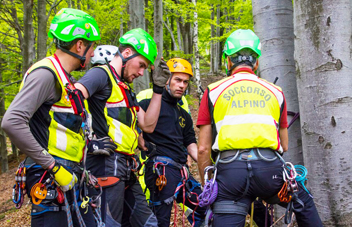 Notte di ricerche per un 75enne di Varzo infortunato e disperso nei boschi