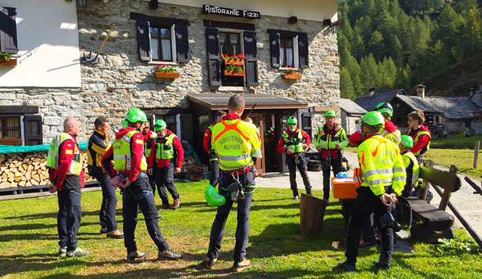 Bimba di 16 mesi punta ad un labbro da una vespa. Intervento dell'eliambulanza