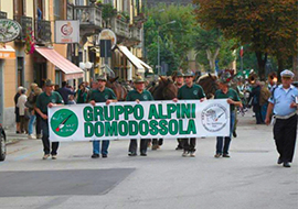 corta alpini domo sfilata striscione