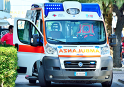 corta ambulanza portiera aperta