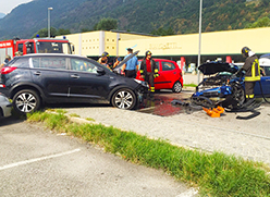 Forte scontro tra due auto al Villaggio. Foto, video