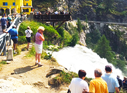 corta passerella cascata toce turisti
