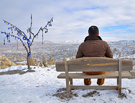 corta uomo solo panorama neve