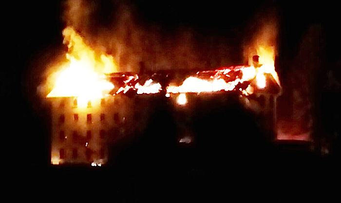 incendio cervandone fuoco notte