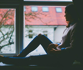 corta depressione ragazza finestra