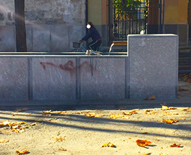 corta fontana imbrattata