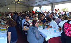 corta giugno insieme pieno gente