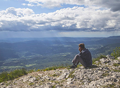 corta montagna vista seduto
