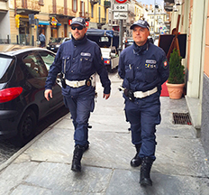 Volantini per prevenire i borseggi al mercato distribuiti dalla Polizia locale