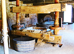 corta torchio antico legno