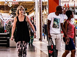 donna cammina centro commerciale