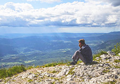 corta uomo solo cima montagna