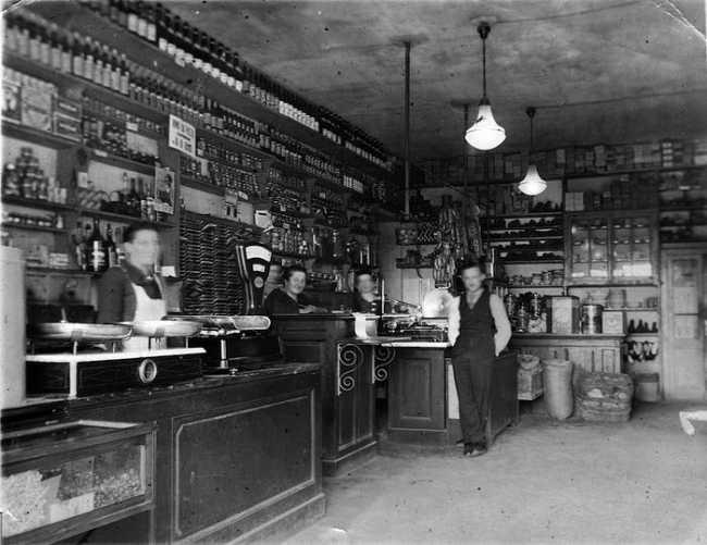 Interno Spaccio anni 30 40 copia