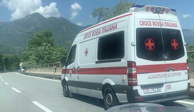 ambulanza superstrada giorno