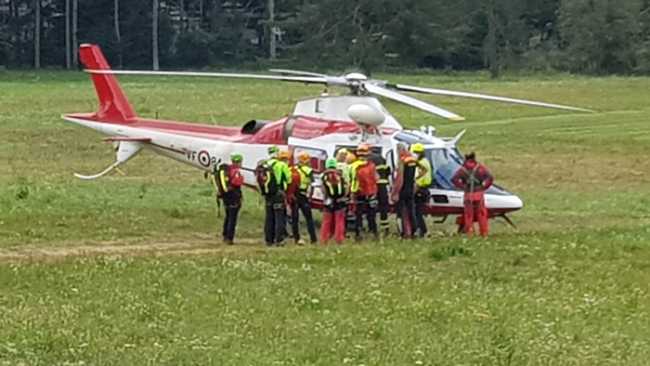 elicottero vigili fiuoco prato uomini