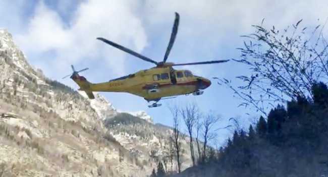 elicottero volo montagne neve sera