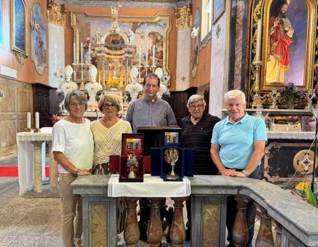 quatro dei cinque fratelli e il parroco