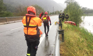 vigili fuoco alluvione gommone superstrada
